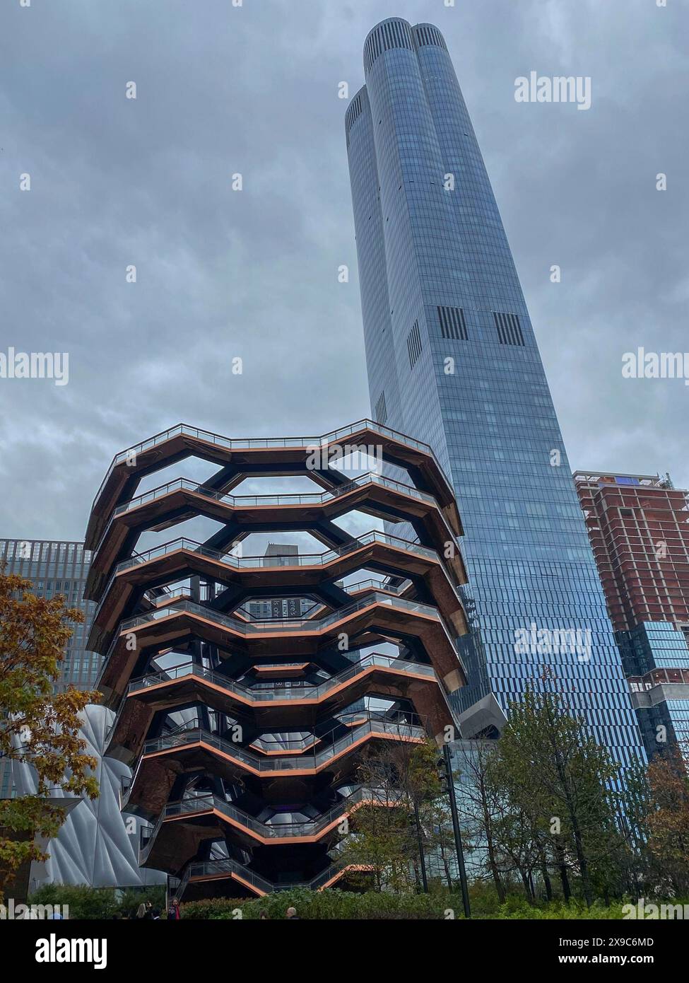 Modernes architektonisches Gebäude unter bewölktem Himmel als Teil der urbanen Landschaft, die Skyline von New york mit beeindruckenden Wolkenkratzern auf dem hudson Stockfoto