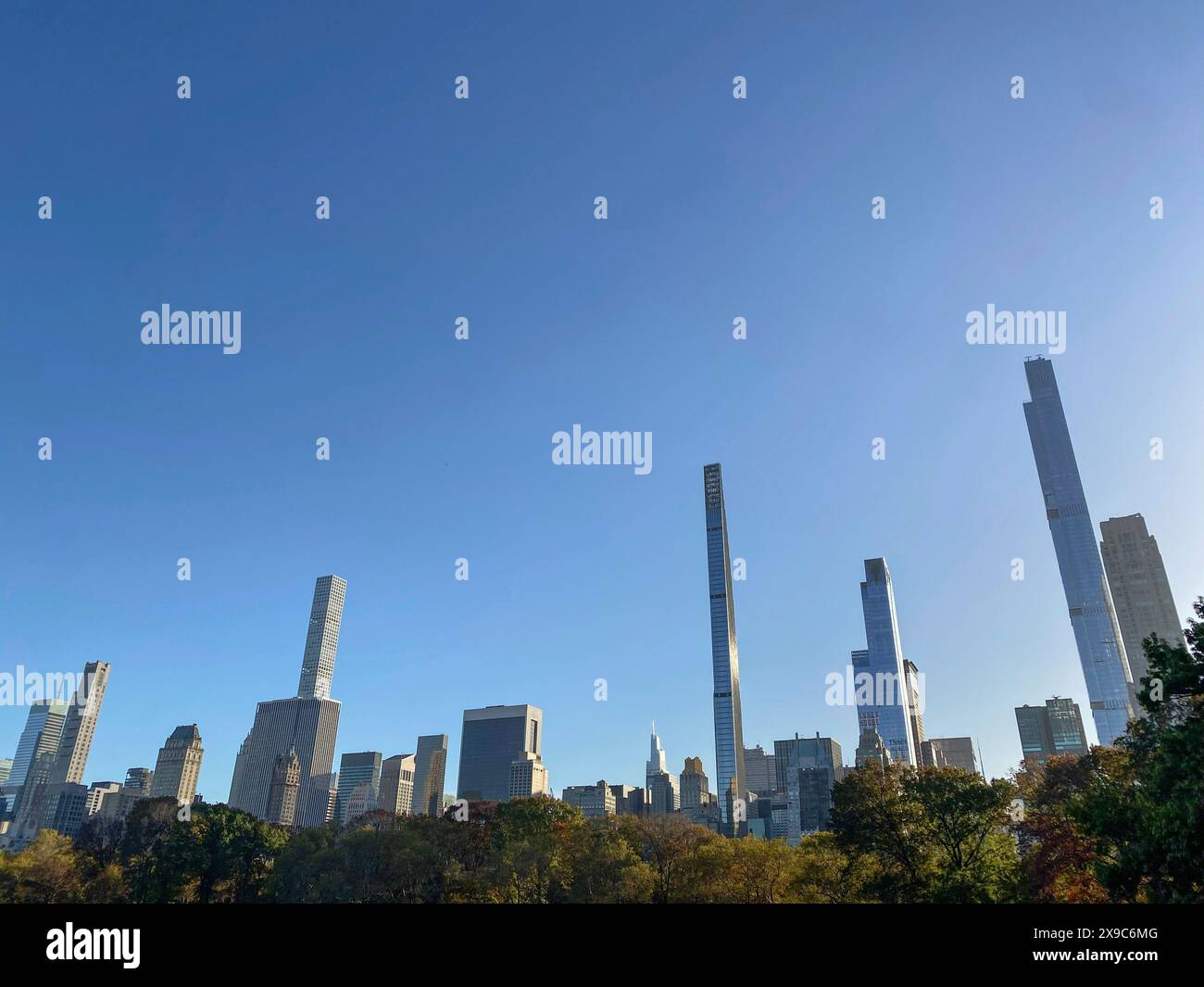 Stadtlandschaft mit hoch aufragenden Wolkenkratzern und herbstlichen Bäumen im Central Park, die Skyline von New york mit beeindruckenden Wolkenkratzern am hudson River, neu Stockfoto