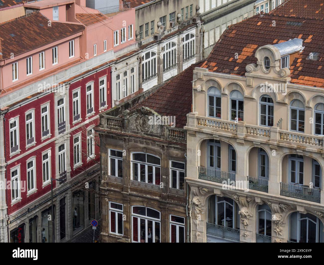 Detaillierte alte Gebäude in städtischer Umgebung, mit roten Ziegeldächern und eleganten Fassaden, Altstadt mit historischen Häusern und roten Dächern in Poertugal Stockfoto