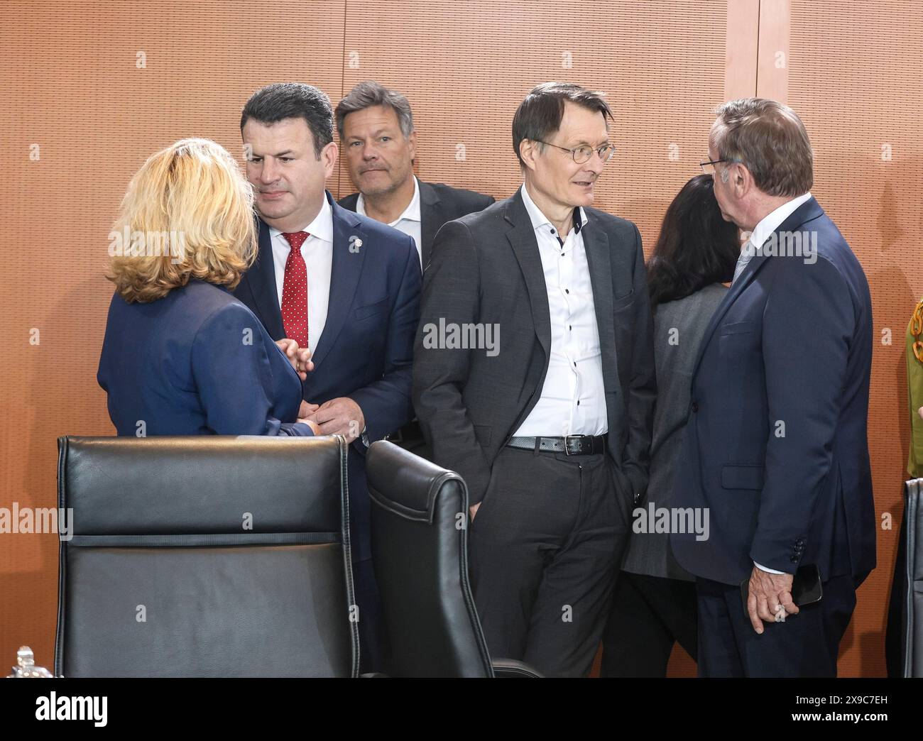 Bundesverteidigungsminister Boris Pistorius, rechts, mit Bundesgesundheitsminister Karl Lauterbach, Bundesminister für wirtschaftliche Zusammenarbeit und Stockfoto