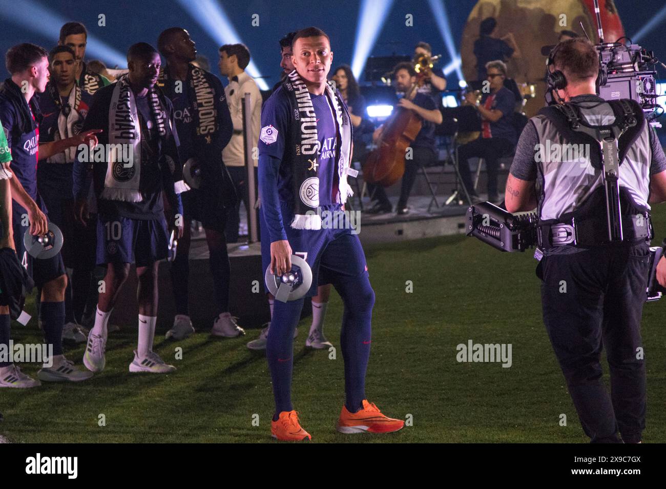 Fußballspiel, Kapitän Kylian Mbappe' Paris St. Germain stolz nach der Preisverleihung mit seinem persönlichen Miniaturmeistertitel Parc des Stockfoto