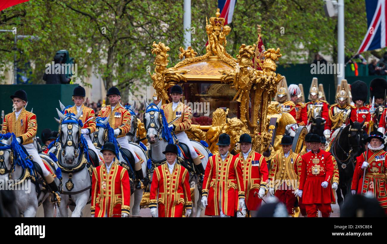 Mai 2023. König Charles und Königin Camilla kehren nach der Krönung im Gold State Coach zum Buckingham Palace zurück. Stockfoto