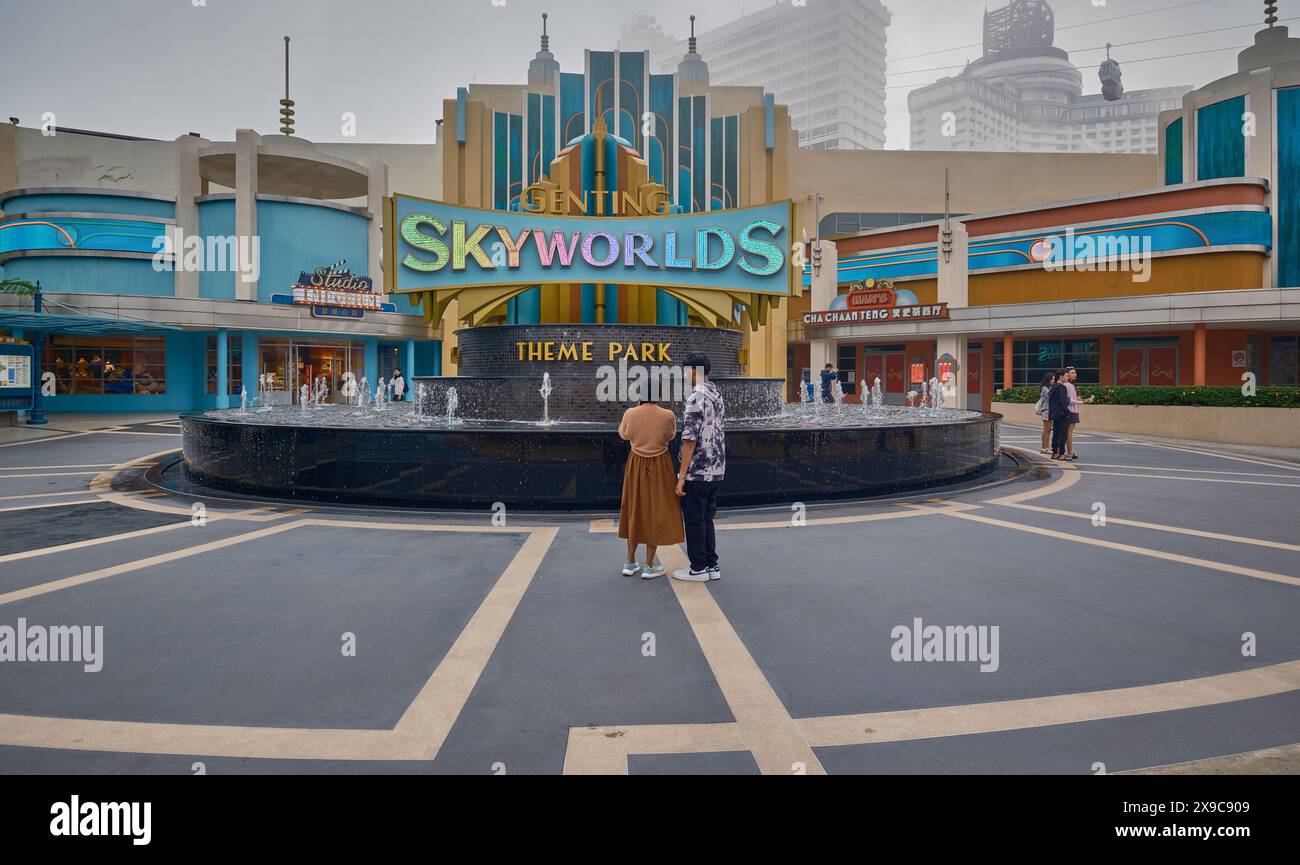 Der Outdoor-Freizeitpark Genting Sky Welten in Genting Highlands, Pahang, Malaysia, zeigt den zentralen Park mit einem großen Brunnen und Spaziergängen Stockfoto