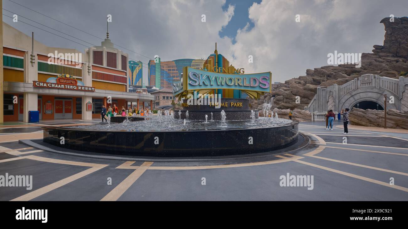 Der Outdoor-Freizeitpark Genting Sky Welten in Genting Highlands, Pahang, Malaysia, zeigt den zentralen Park mit einem großen Brunnen und Spaziergängen Stockfoto