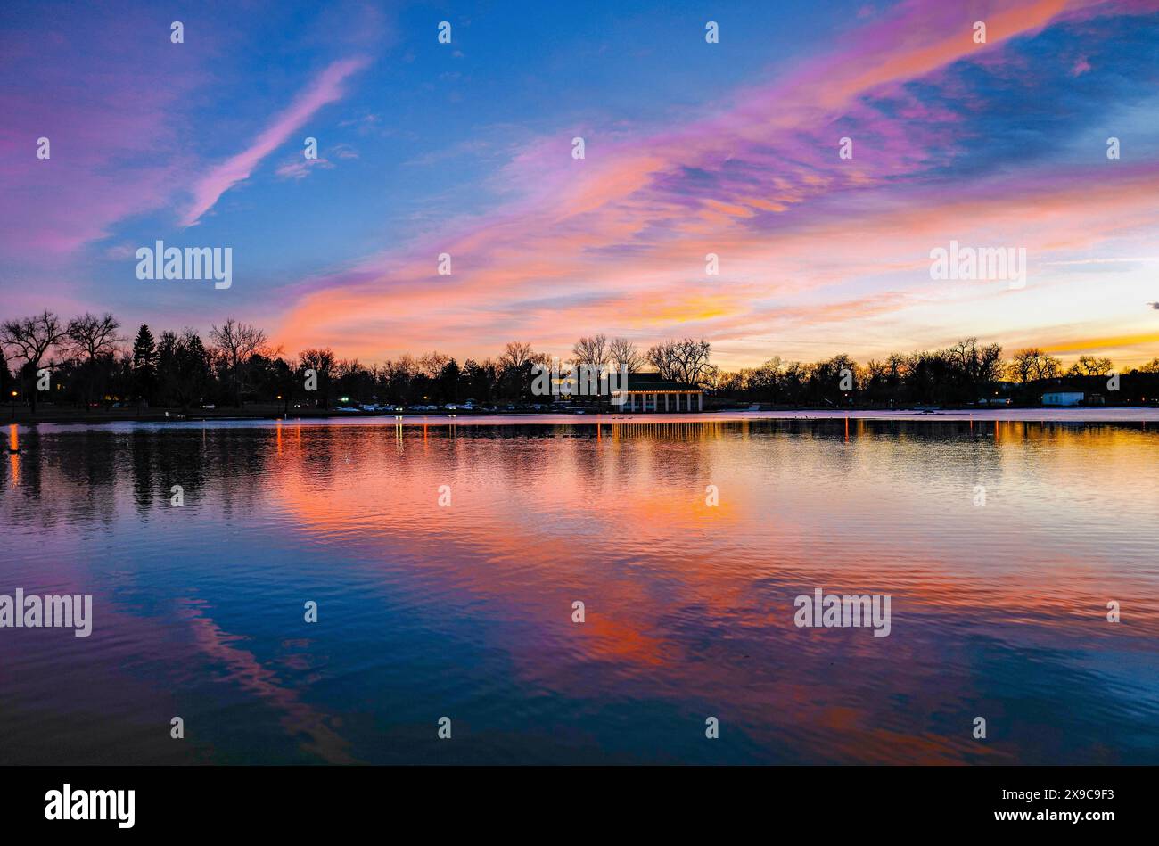 Ein wunderschöner Sonnenuntergang über Smith Lake im Historic Washington Park in Denver, Colorado, mit den bunten Wolken, die sich im Wasser spiegeln. Stockfoto