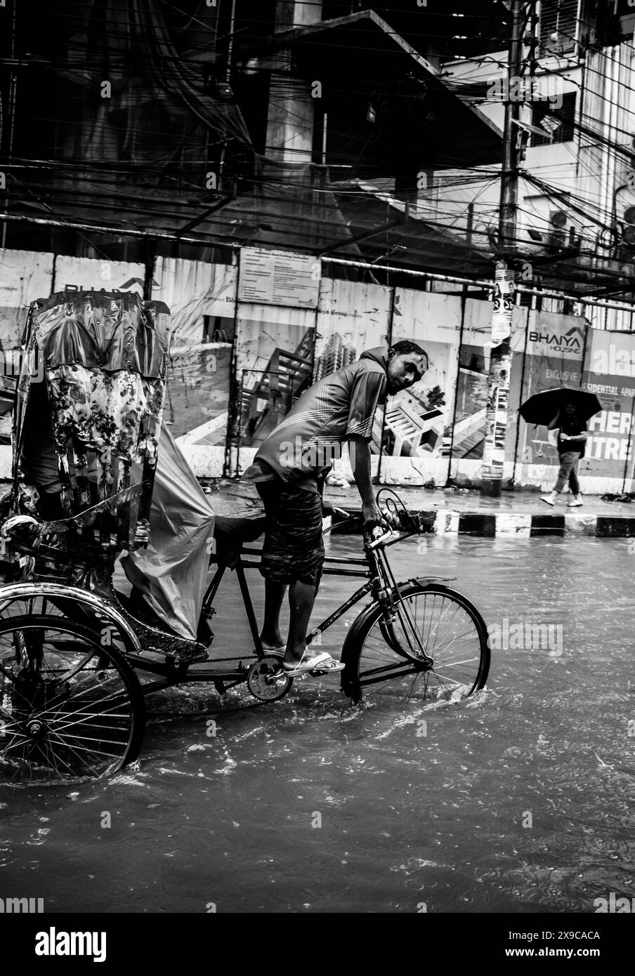 Der Zyklon Remal verursachte starke Regenfälle, Überschwemmungen und starke Winde in Dhaka City, was zu Verkehrsstörungen, Stromausfällen und beträchtlichem Eigentum führte Stockfoto