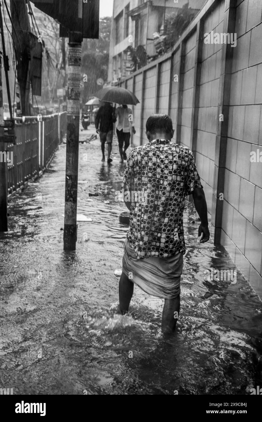 Der Zyklon Remal verursachte starke Regenfälle, Überschwemmungen und starke Winde in Dhaka City, was zu Verkehrsstörungen, Stromausfällen und beträchtlichem Eigentum führte Stockfoto