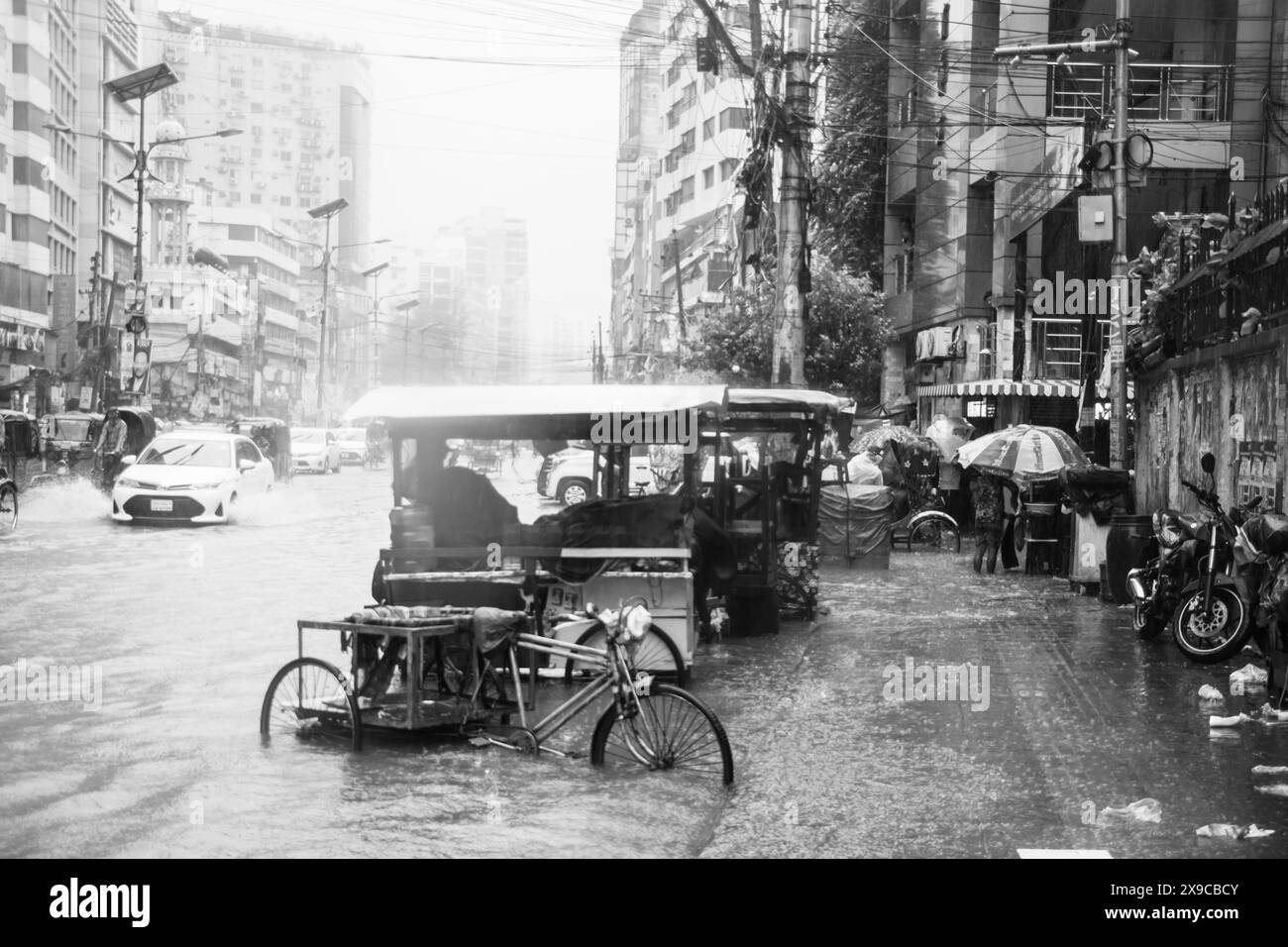 Der Zyklon Remal verursachte starke Regenfälle, Überschwemmungen und starke Winde in Dhaka City, was zu Verkehrsstörungen, Stromausfällen und beträchtlichem Eigentum führte Stockfoto