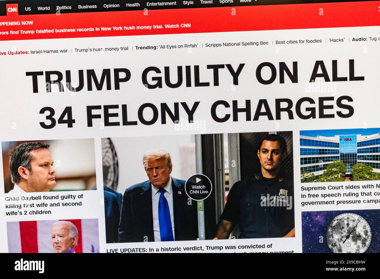 Sofortige Online-Reaktion auf CNN News (USA), als der ehemalige Präsident Trump für schuldig befunden und 34 Straftaten verurteilt wird, am 30. Mai 2024. Stockfoto