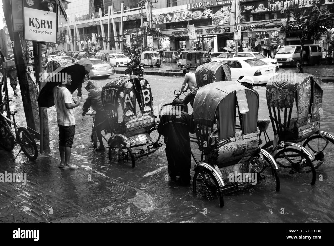Der Zyklon Remal verursachte starke Regenfälle, Überschwemmungen und starke Winde in Dhaka City, was zu Verkehrsstörungen, Stromausfällen und beträchtlichem Eigentum führte Stockfoto