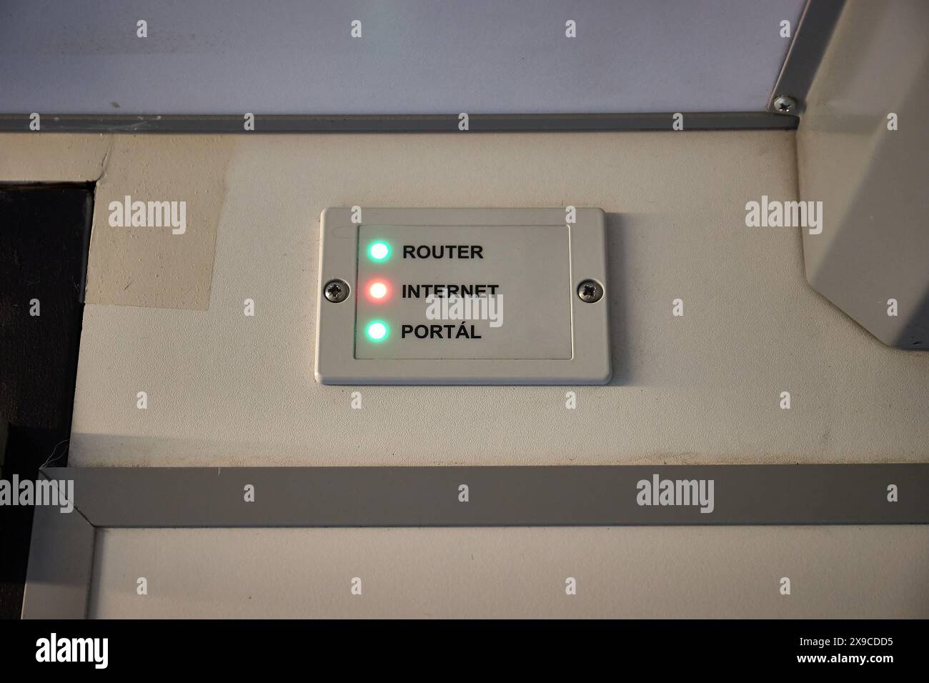 LED-Anzeigen für das wlan-Internet im Zug Stockfoto