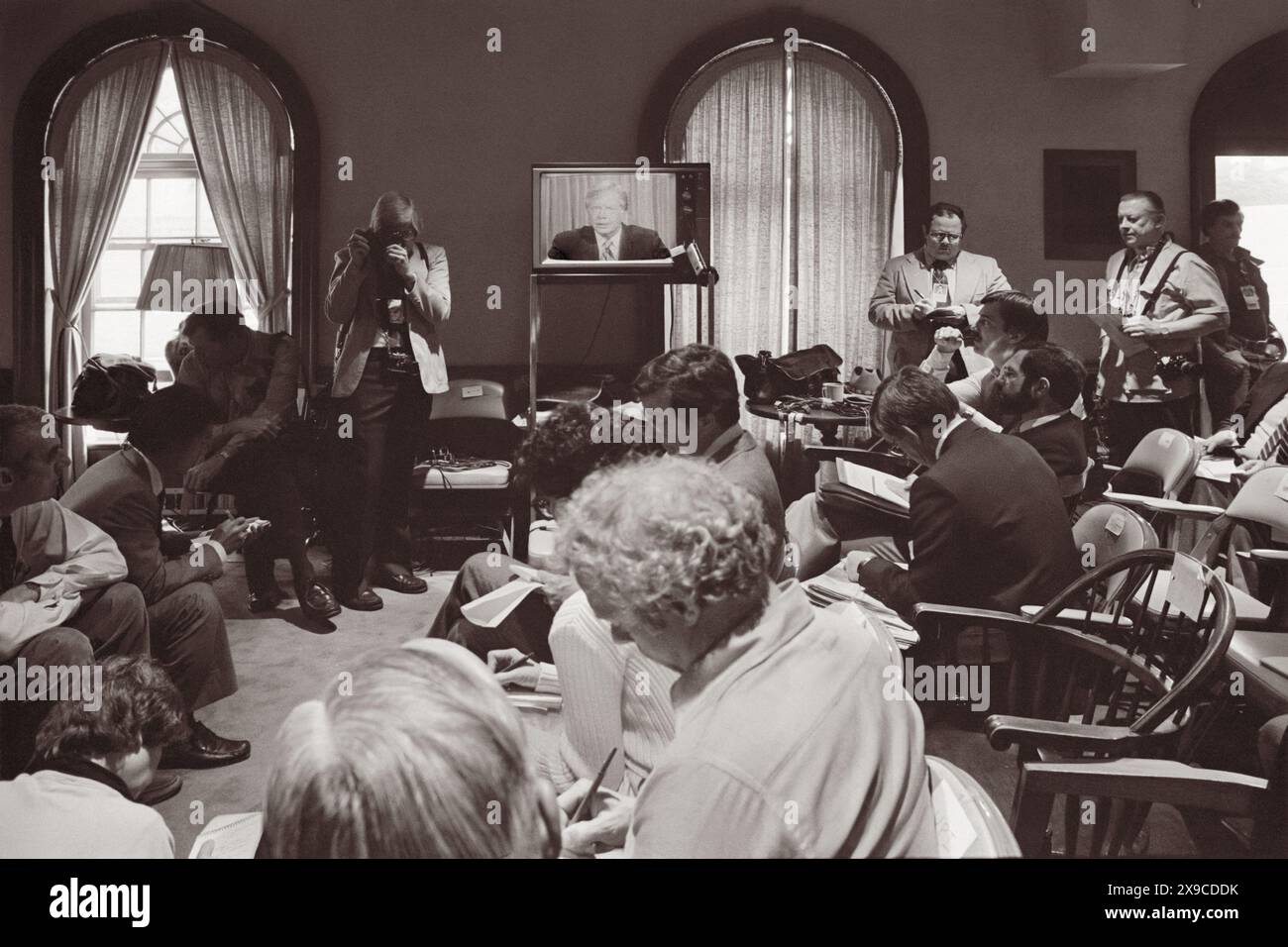US-Präsident Jimmy Carter kündigte im Fernsehen an, dass der Iran als Geiselrette abgesagt wurde, während sich am 25. April 1980 Reporter Notizen machen. (USA) Stockfoto