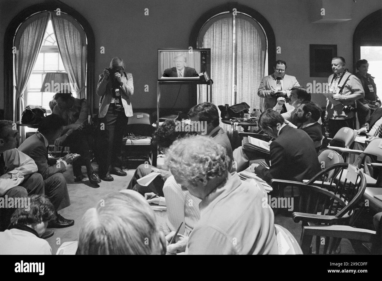 US-Präsident Jimmy Carter kündigte im Fernsehen an, dass der Iran als Geiselrette abgesagt wurde, während sich am 25. April 1980 Reporter Notizen machen. (USA) Stockfoto