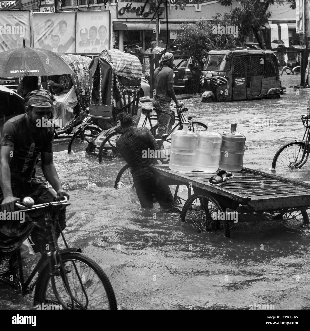 Der Zyklon Remal verursachte starke Regenfälle, Überschwemmungen und starke Winde in Dhaka City, was zu Verkehrsstörungen, Stromausfällen und beträchtlichem Eigentum führte Stockfoto