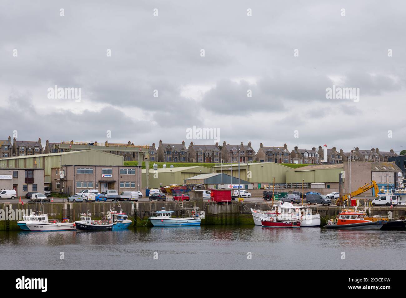 30. Mai 2024. Buckie, Moray, Schottland. Dies ist ein Blick über den Buckie Harbour in Richtung East Church Street an einem grau bewölkten Nachmittag. Stockfoto