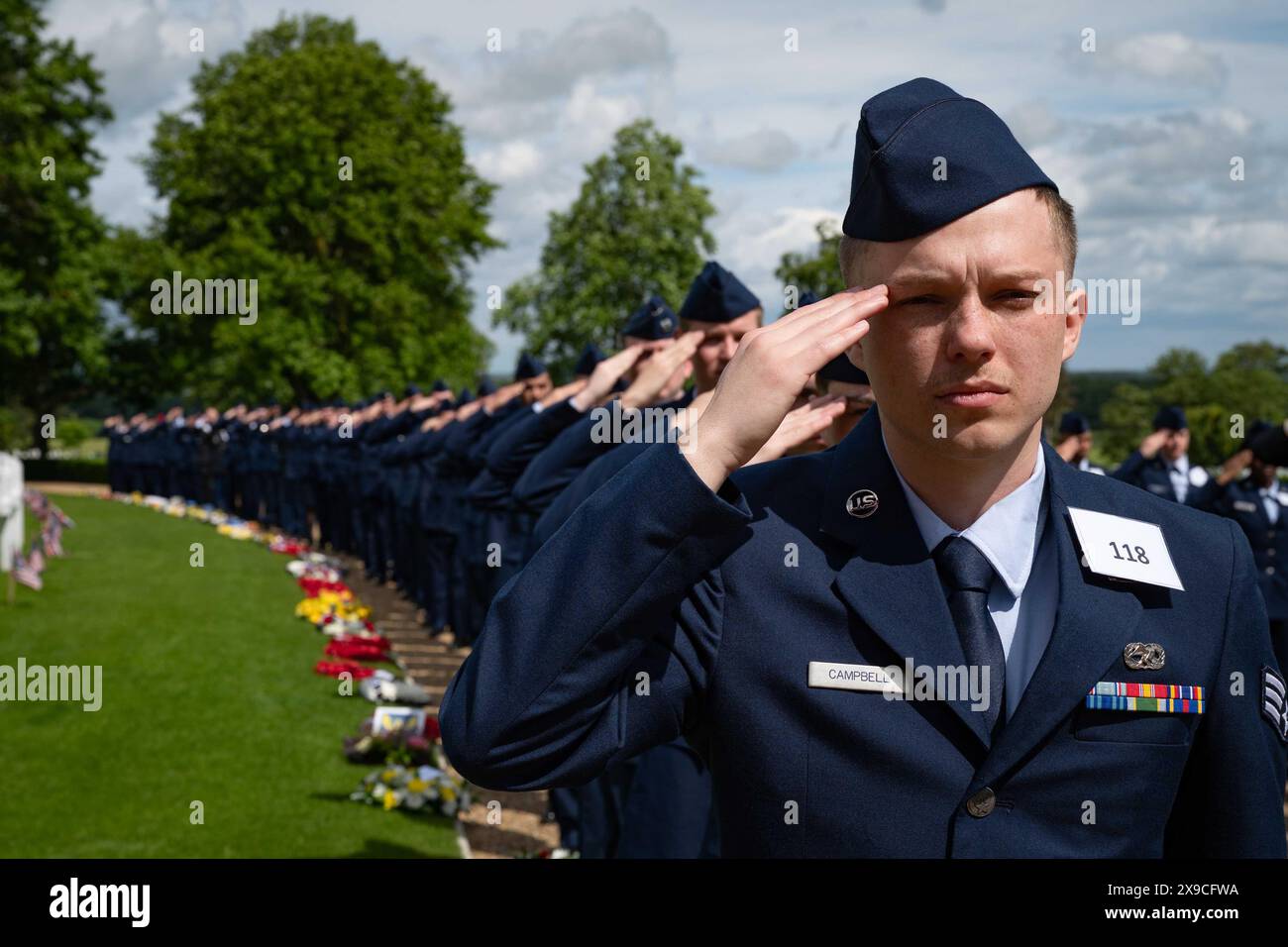 RAF Mildenhall, Suffolk, Großbritannien. Mai 2024. Die Mitglieder des US-Dienstes grüßen während der Nationalhymnen der USA und des Vereinigten Königreichs während einer Gedenkfeier auf dem Cambridge American Cemetery and Memorial, England, 27. Mai 2024. Während der Zeremonie marschierten die Mitglieder mit Kränzen, um diejenigen zu ehren, die ihr Leben während ihres Dienstes gaben. (Kreditbild: © U.S. Air Force/ZUMA Press Wire) NUR REDAKTIONELLE VERWENDUNG! Nicht für kommerzielle ZWECKE! Stockfoto