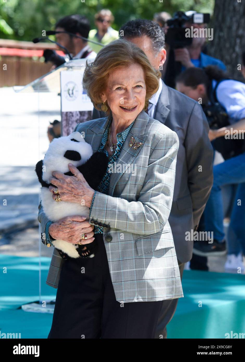 Madrid, Spanien. 30. Mai 2024. Die ehemalige spanische Königin Sofia hält am 30. Mai 2024 eine riesige Pandabuppe im Zoo von Madrid. Besucher des spanischen Zoo Aquariums wurden am Donnerstag einem riesigen Pandapaar aus China vorgestellt. Die Neuankömmlinge wurden bei einer offiziellen Zeremonie begrüßt, an der Behörden und Experten beider Länder teilnahmen. Gustavo Valiente/Xinhua/Alamy Live News Stockfoto