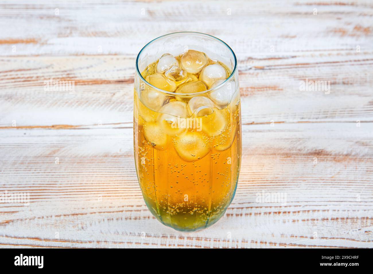 Ein Glas Energetic Drink, bestehend aus Energy Drink und Eis. Eisnatron. Eiskaltes energetisches Getränk. Prickelndes Getränk. Eisnatron. Stockfoto