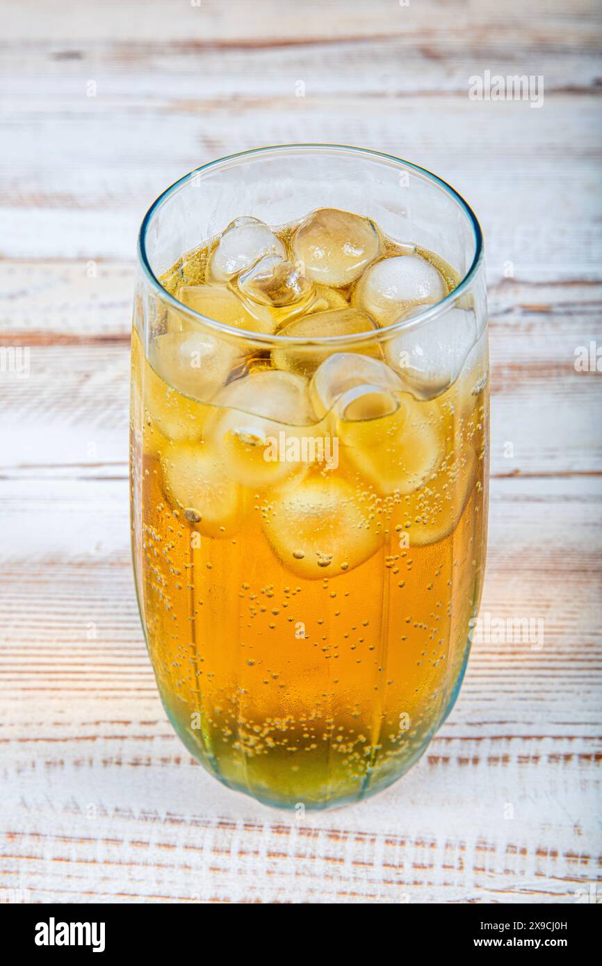 Ein Glas Energetic Drink, bestehend aus Energy Drink und Eis. Eisnatron. Eiskaltes energetisches Getränk. Prickelndes Getränk. Eisnatron. Stockfoto