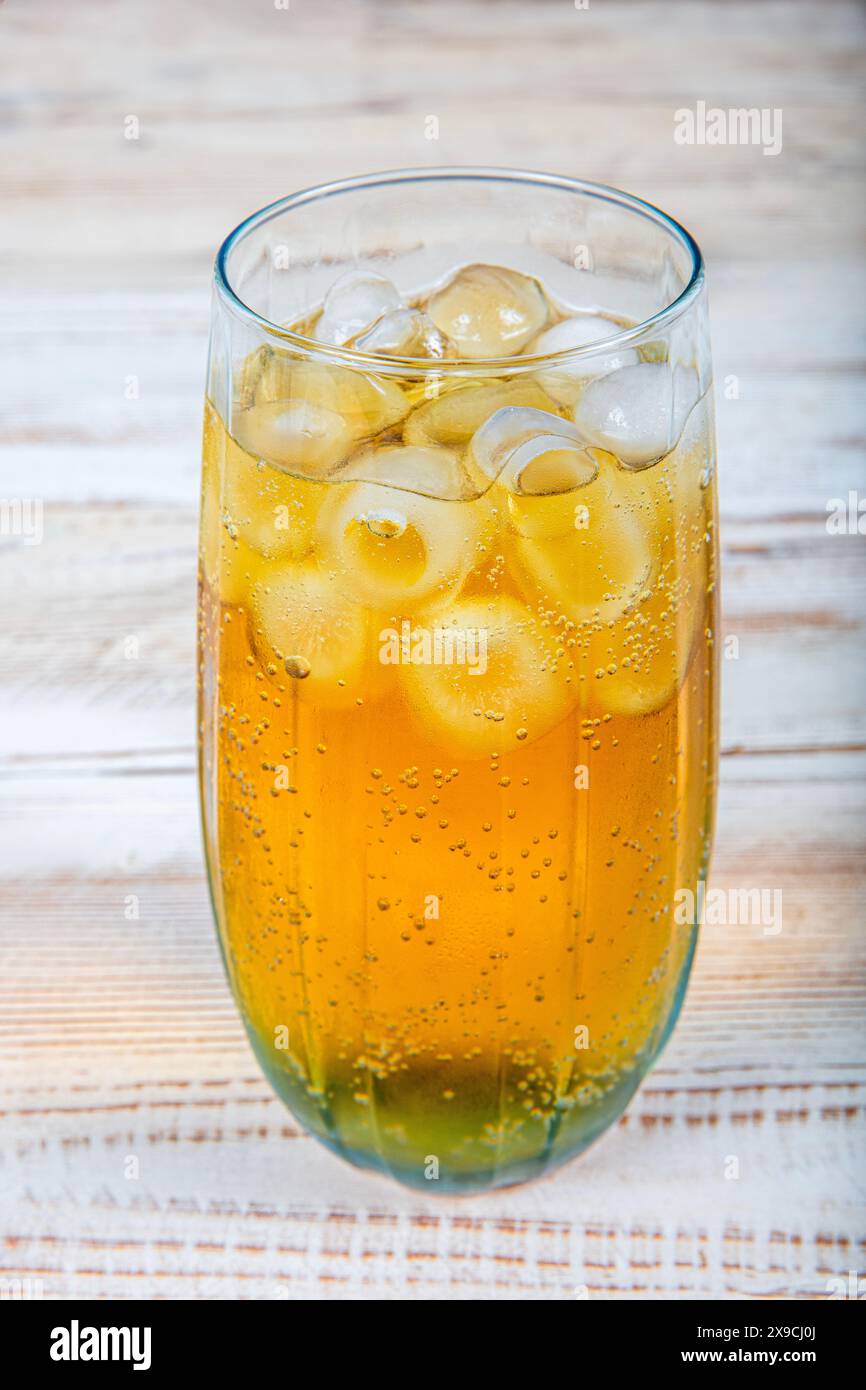 Ein Glas Energetic Drink, bestehend aus Energy Drink und Eis. Eisnatron. Eiskaltes energetisches Getränk. Prickelndes Getränk. Eisnatron. Stockfoto