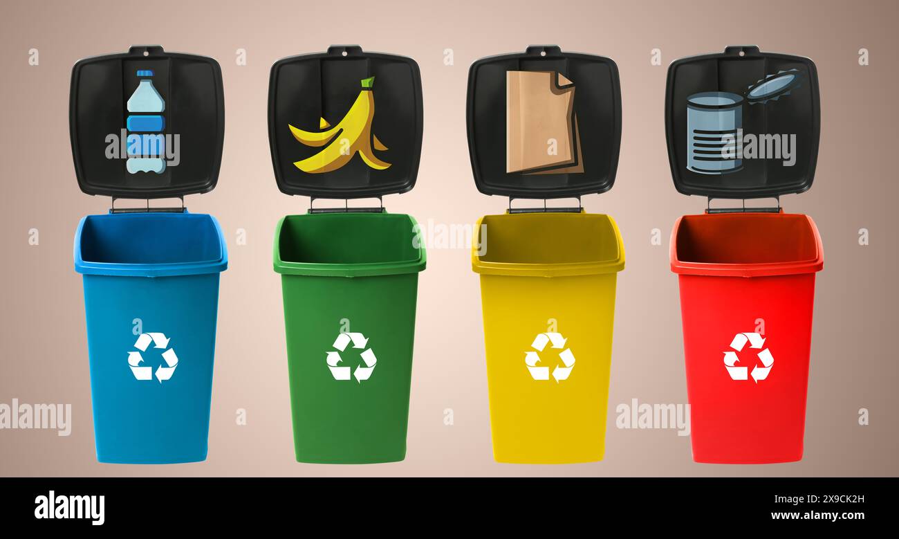 Abfallsortierung, Bannerdesign. Recyclingbehälter mit Abbildungen verschiedener Müllarten auf beigefarbenem Hintergrund Stockfoto