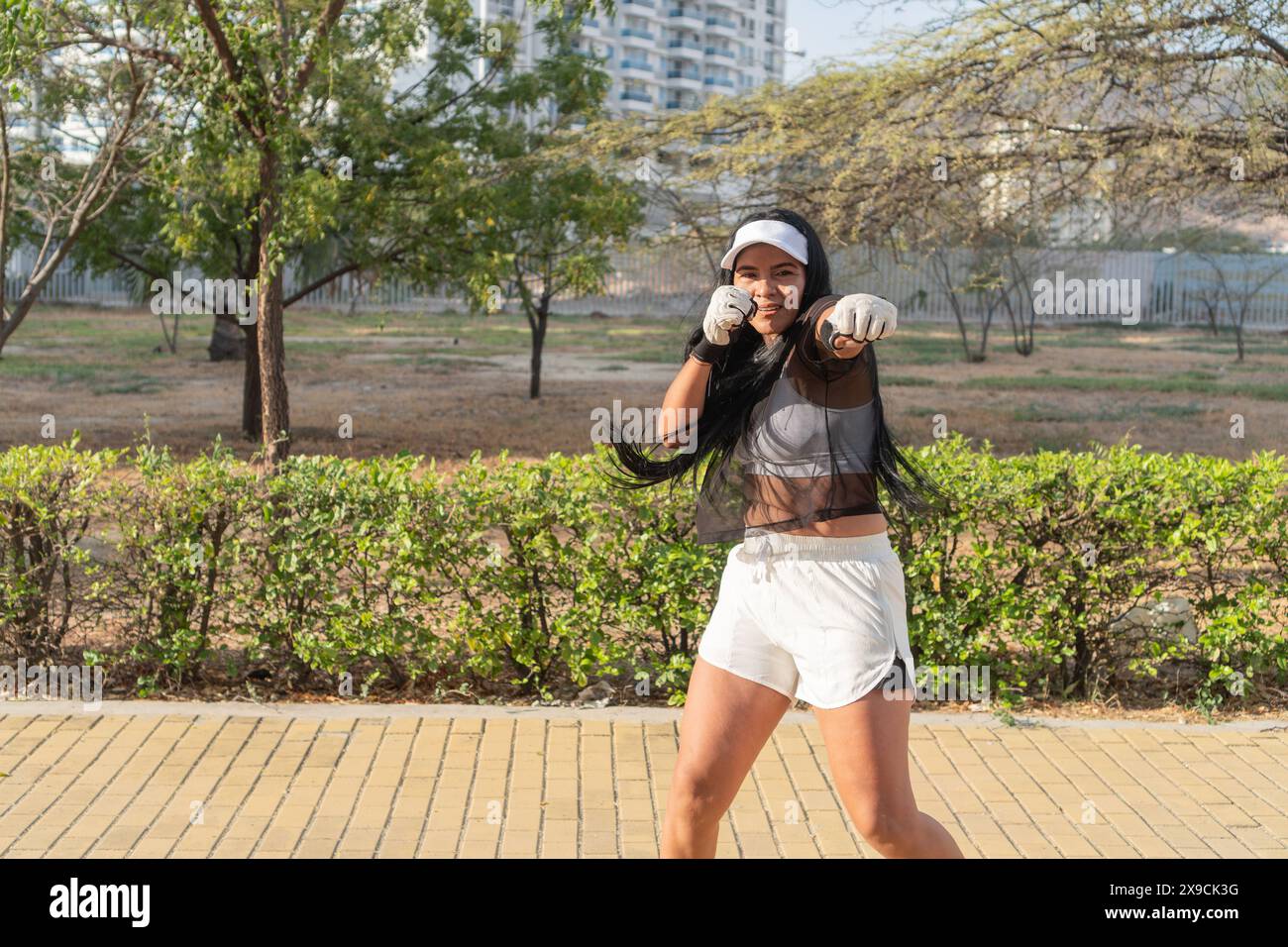 Frau, die Boxen in einem Outdoor-Training übt. Stockfoto