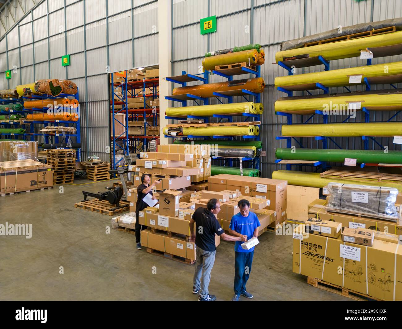 Bangkok, Thailand - 11. März 2024: Innenansicht eines Lagers in einem Industriepark mit Lager und Regalen in Bangkok, Thailand Stockfoto