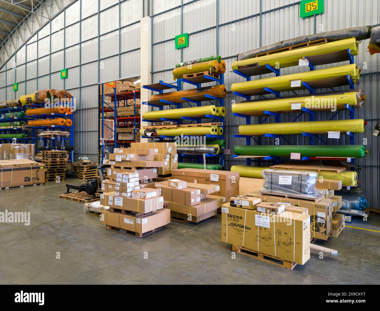 Bangkok, Thailand - 11. März 2024: Innenansicht eines Lagers in einem Industriepark mit Lager und Regalen in Bangkok, Thailand Stockfoto