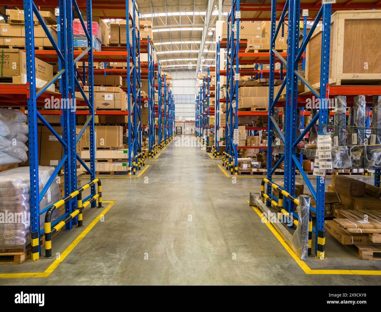 Bangkok, Thailand - 11. März 2024: Innenansicht eines Lagers in einem Industriepark mit Lager und Regalen in Bangkok, Thailand Stockfoto