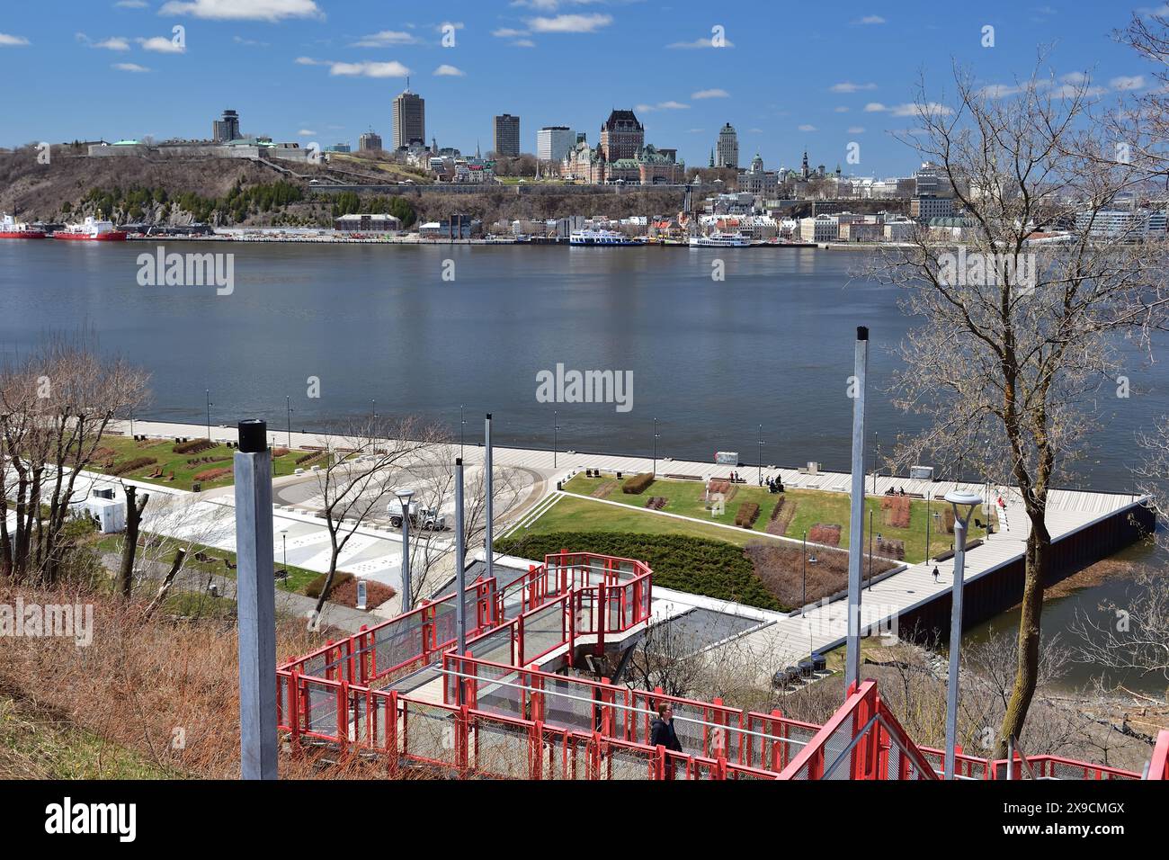 Altstadt von Quebec von Levis aus gesehen. Rote Treppe und Frontenac Castle Stockfoto