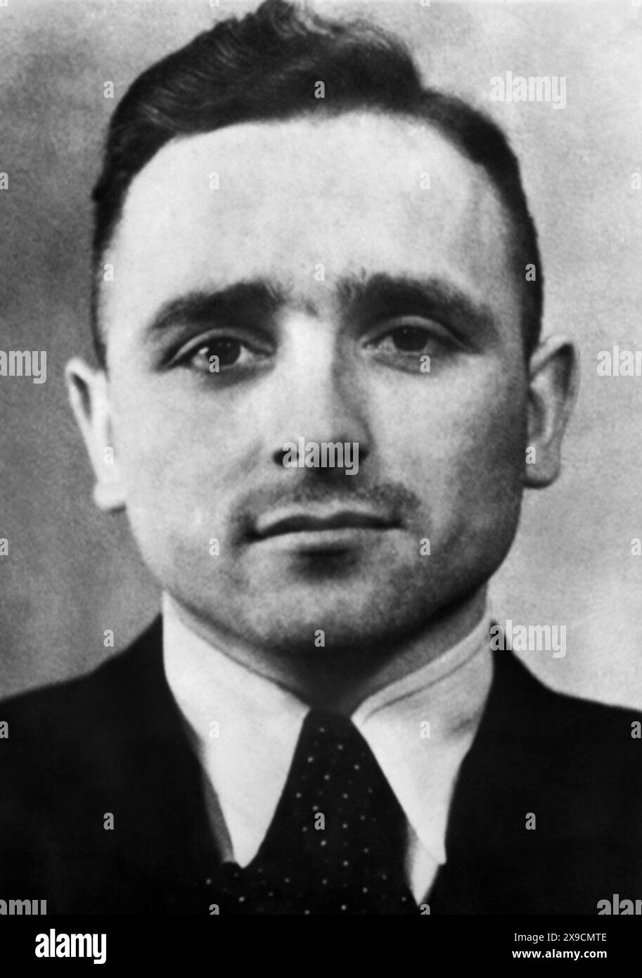 1945 c., DEUTSCHLAND : der deutsche Kriegsverbrecher KLAUS BARBIE ( Nikolaus , 1913 - 1991 ), deutscher SS-Offizier , ohne Uniform im Pass-Foto-Stiefel . Er arbeitete während des Zweiten Weltkriegs in Vichy Frankreich , bekannt als der " Schlächter von Lyon " , weil er Gefangene ( vor allem Juden und Mitglieder des französischen Widerstands ) persönlich als Leiter der Gestapo in Lyon gefoltert hatte . Nach dem Krieg beschäftigte ihn der US-Geheimdienst für seine antikommunistischen Bemühungen und half ihm bei seiner Flucht nach Bolivien ( 1955 ), wo er dem diktatorischen Regime bei der Unterdrückung der Opposition durch Folter beriet. Stockfoto