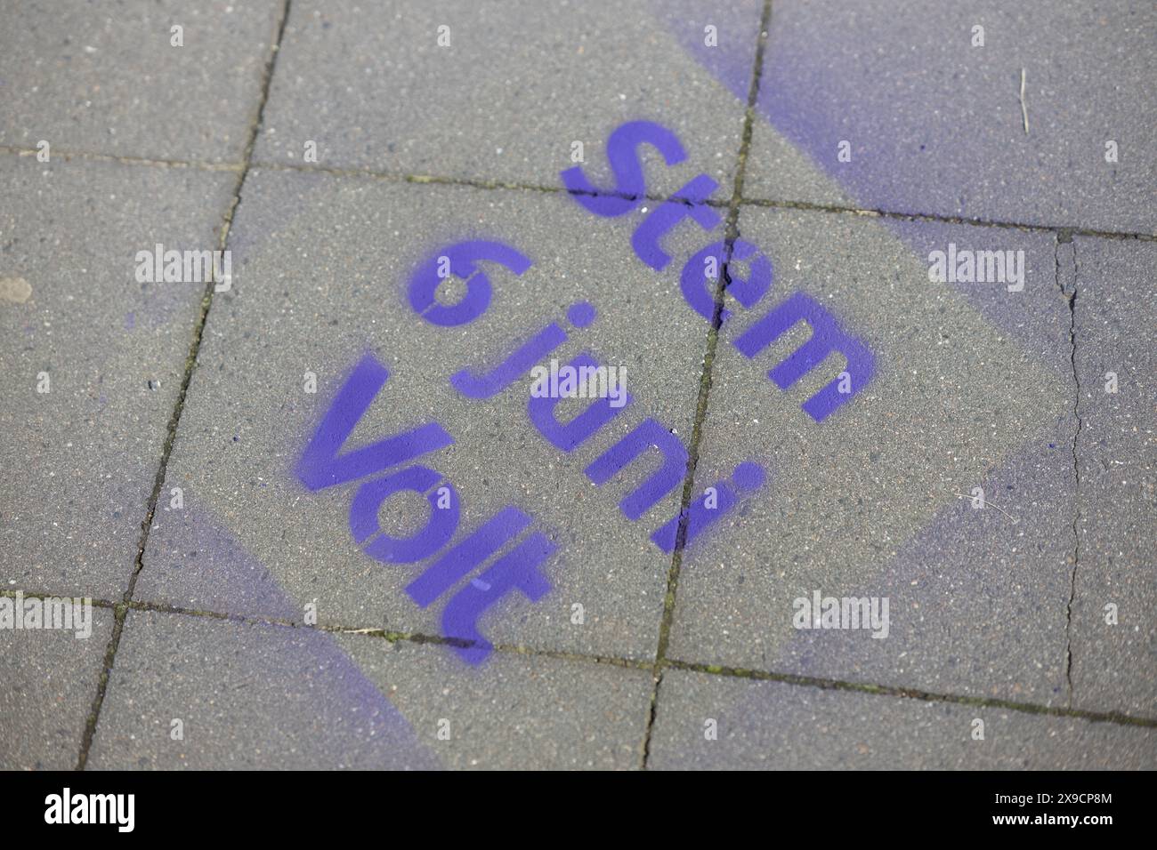 UTRECHT, Niederlande, 30. April 2024: Die Europapartei Volt setzt sich für die Europawahlen im Wissenschaftspark Utrecht ein. Sie haben "Vote Volt 6th of June" auf dem Bürgersteig gegraffiert. Beschreibung: ZNM Photography. Stockfoto