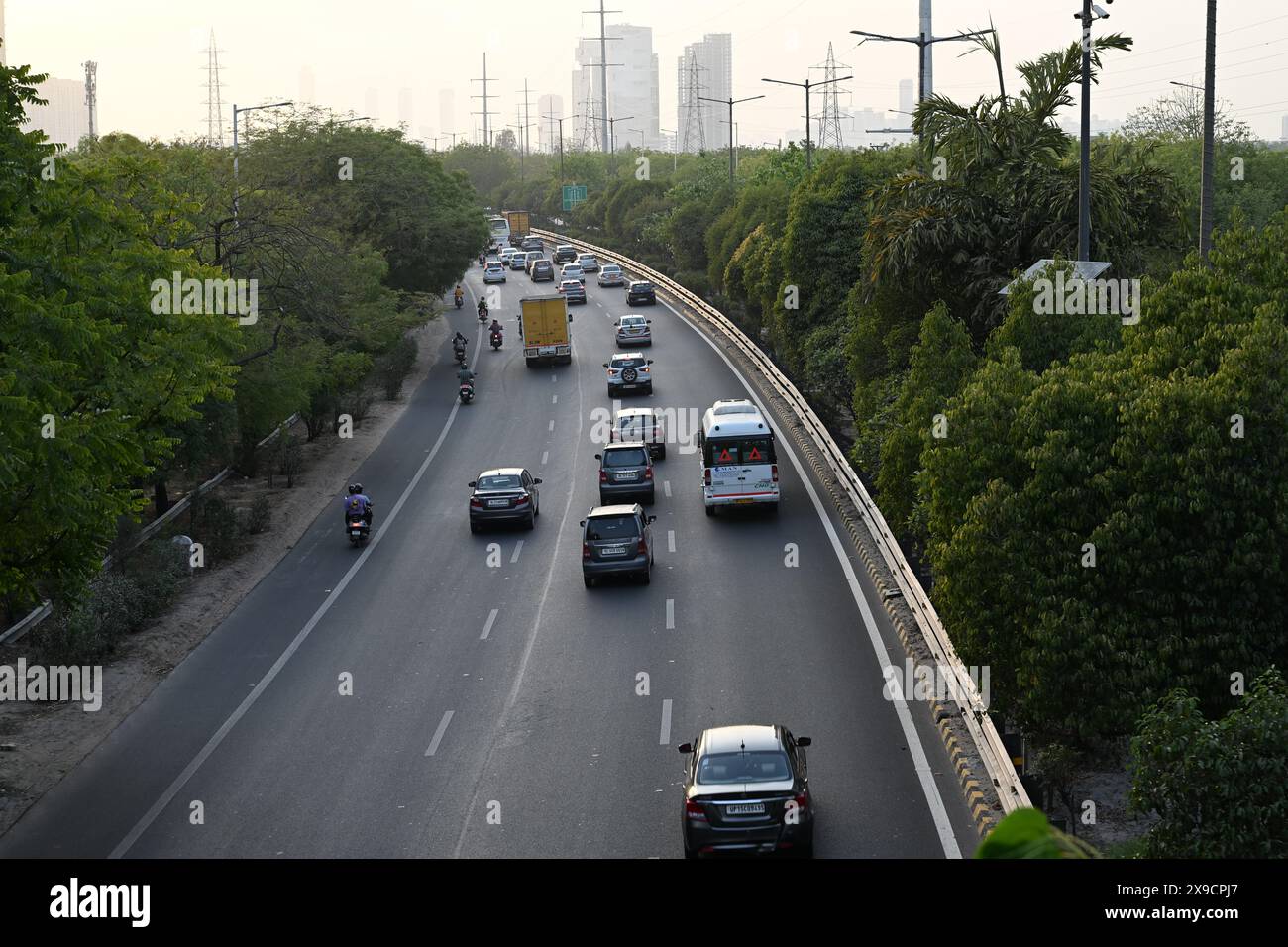 Zeigen Sie die sechsspurige Autobahn, die sich bis in die Ferne erstreckt und den reibungslosen Verkehrsfluss unterstreicht. #Road, #Expressway, #Cars, #Traffic Stockfoto