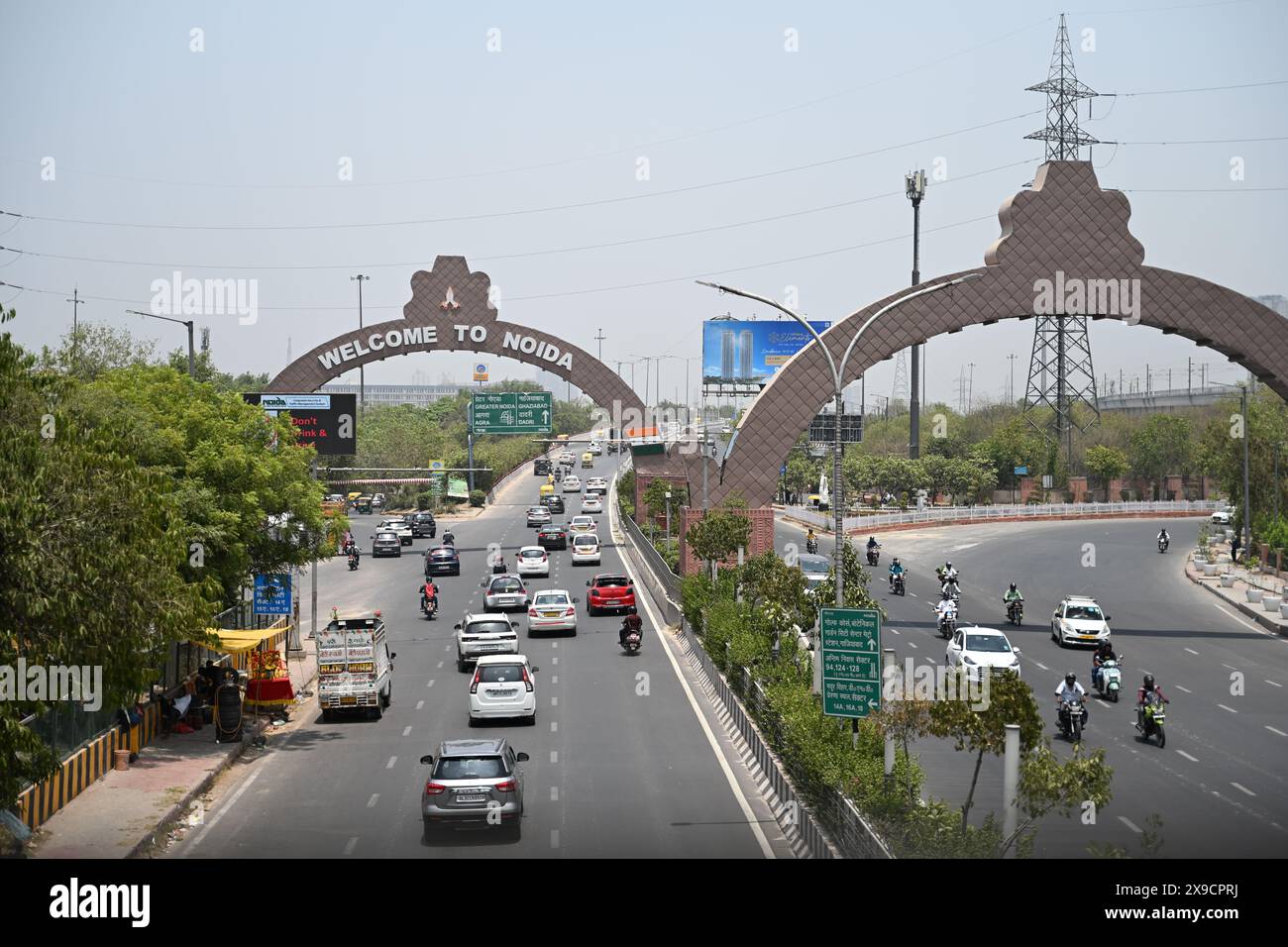 Machen Sie hochauflösende Bilder, die das Eingangstor von Noida in der Nähe des Okhla-Vogelschutzgebiets zeigen. Stockfoto