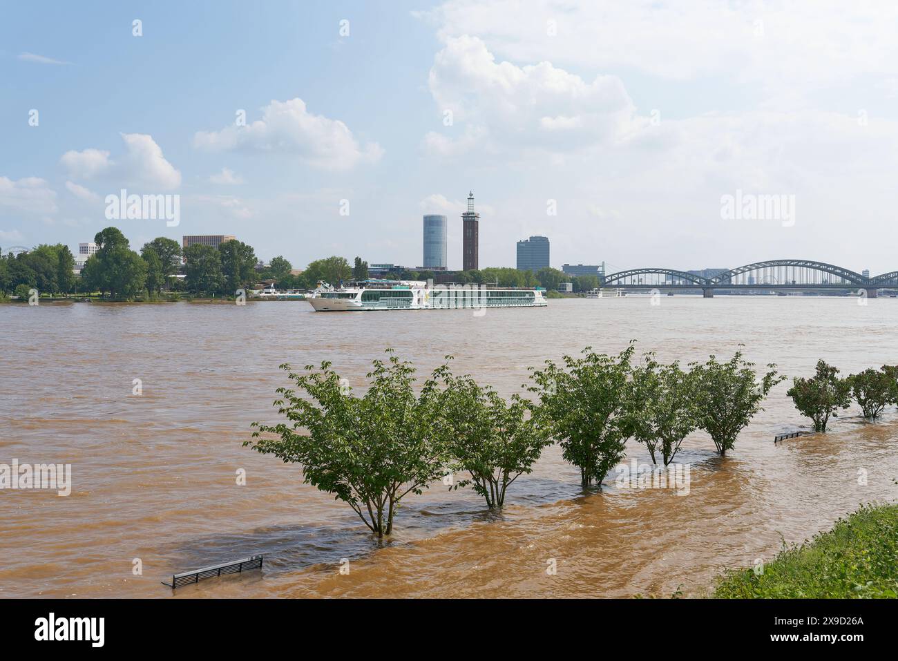 Überflutete Promenade am Konrad-Adenauer-Ufer am Rhein in Köln in Deutschland Stockfoto