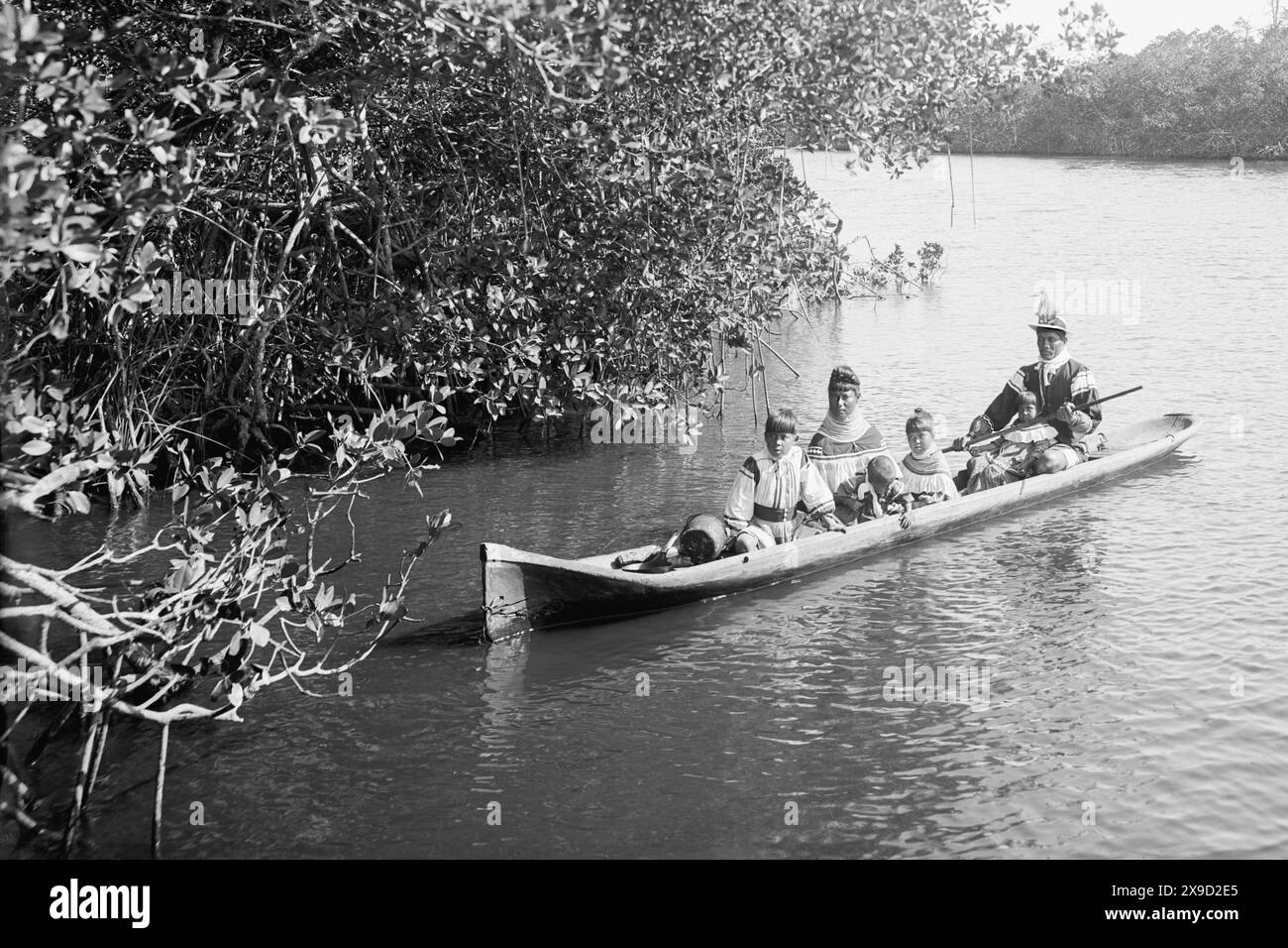 Seminole-Indianer-Familie in einem Kanu auf einem Fluss in Miami, Florida, Anfang der 1900er Jahre (USA) Stockfoto