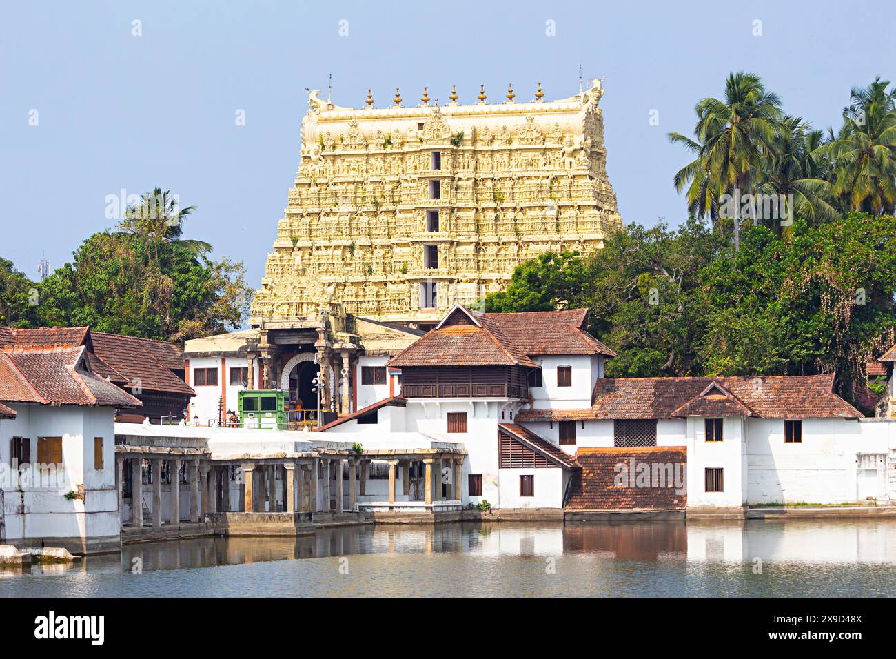 Blick auf Padmatheertha Teich und Shri Padmanabhaswamy Tempel, Thiruvananthapuram, Kerala, Indien. Stockfoto