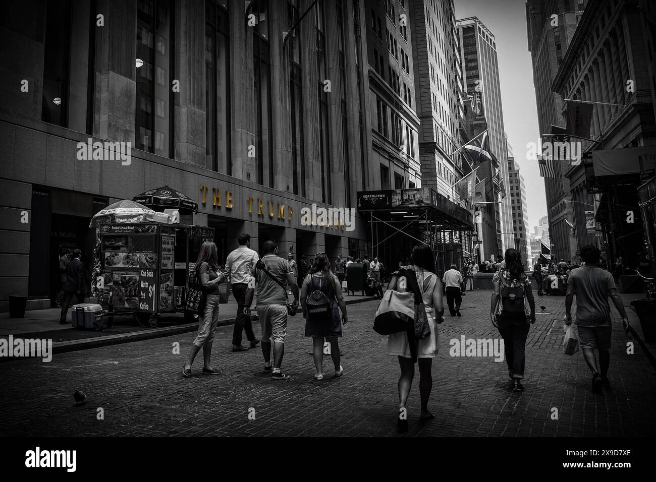 Selective Color Street Scene am Trump Building an der Wall Street 40 - Lower Manhattan, New York City Stockfoto