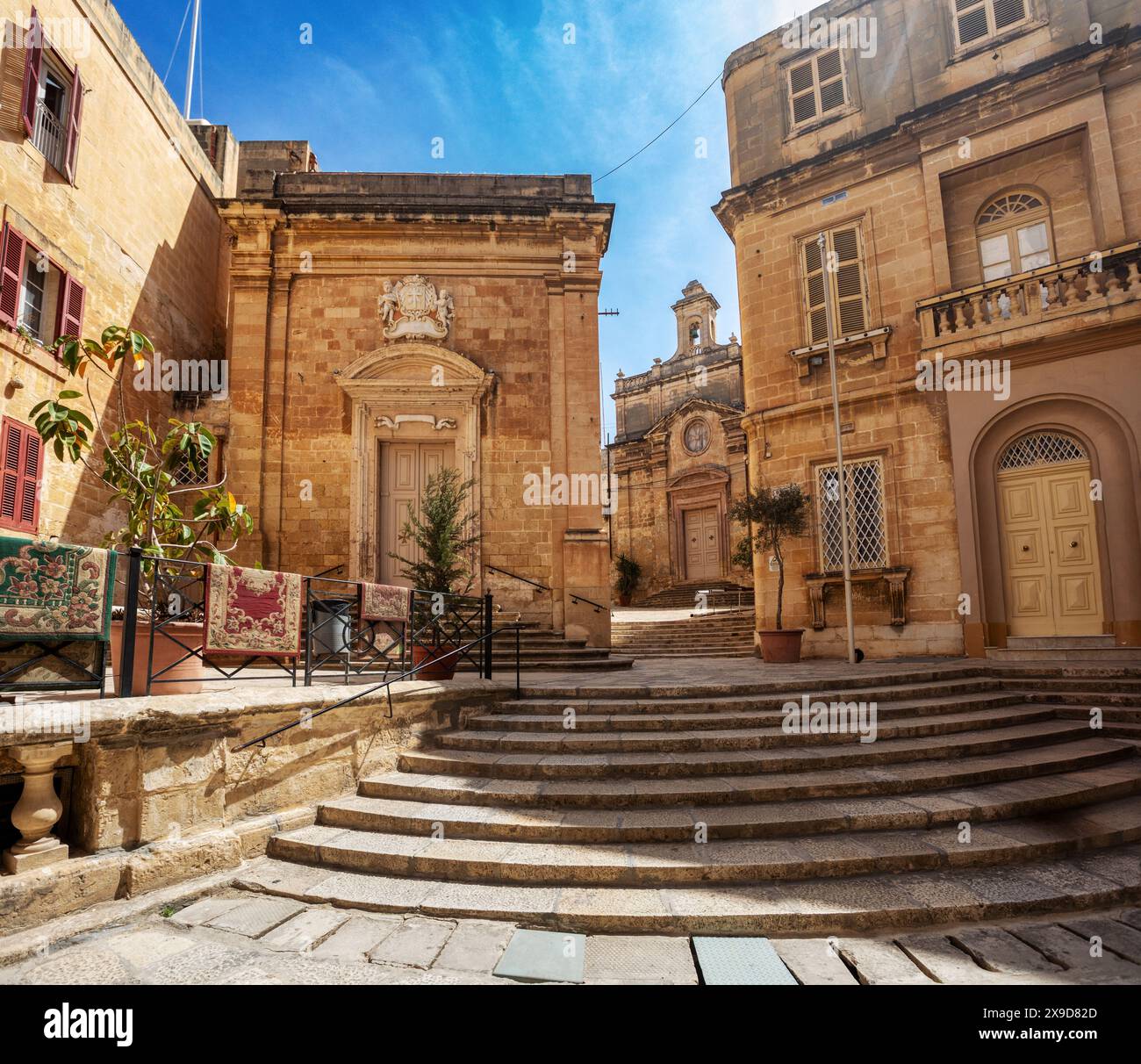 Malerische Kapelle unserer Lieben Frau von Damaskus, eingebettet in das historische Birgu mit klassischer maltesischer Architektur und religiösem Charme. Das kulturelle Erbe Maltas Stockfoto