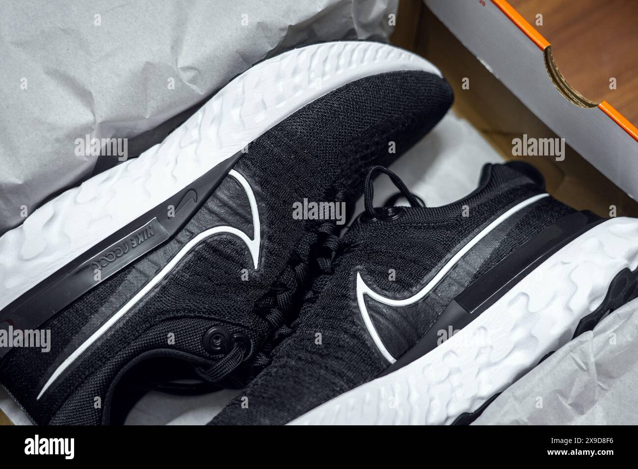 Nike React Infinity Run Flyknit 2 in einer Sneaker-Box. Stockfoto