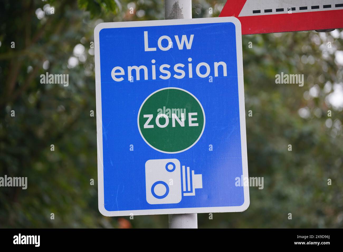 Aktenfoto vom 07/23 eines Informationsschilds für die Ultra Low Emission Zone (ULEZ) in London. Die Fahrer in Edinburgh hatten eine "faire Frist" vor der Durchsetzung der Emissionszone ab Samstag, sagte ratsvorsitzender Cammy Day. Die Regelung wird die schädlichen Emissionen in der Hauptstadt verringern und der Stadt helfen, ihr „mutiges und ehrgeiziges“ Ziel, bis 2030 den Nettonull zu erreichen, zu erreichen. Sie tritt in Aberdeen am selben Tag wie Edinburgh in Kraft, während die Durchsetzung in Dundee am Donnerstag begann. Ausgabedatum: Freitag, 31. Mai 2024. Stockfoto