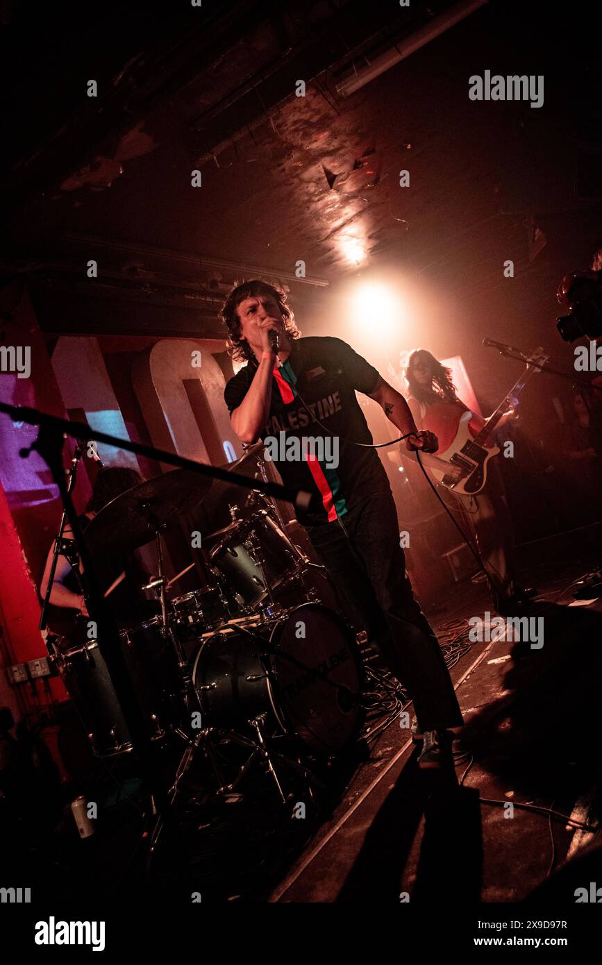 London, Vereinigtes Königreich. Mai 2024. Real Farmer spielt live im 100 Club anlässlich des 5. Jubiläums der Strap Originals. Cristina Massei/Alamy Live News Stockfoto