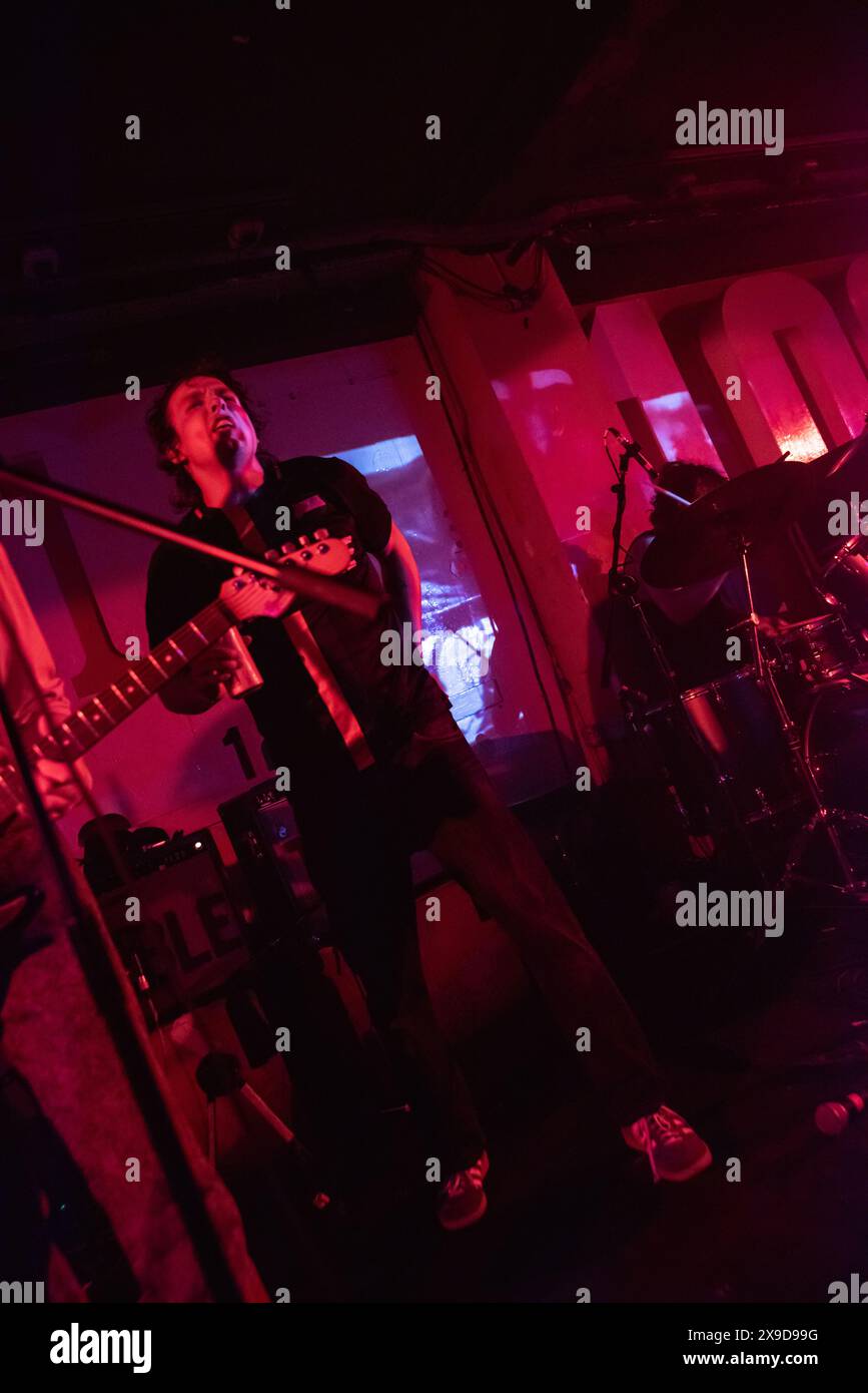 London, Vereinigtes Königreich. Mai 2024. Real Farmer spielt live im 100 Club anlässlich des 5. Jubiläums der Strap Originals. Cristina Massei/Alamy Live News Stockfoto