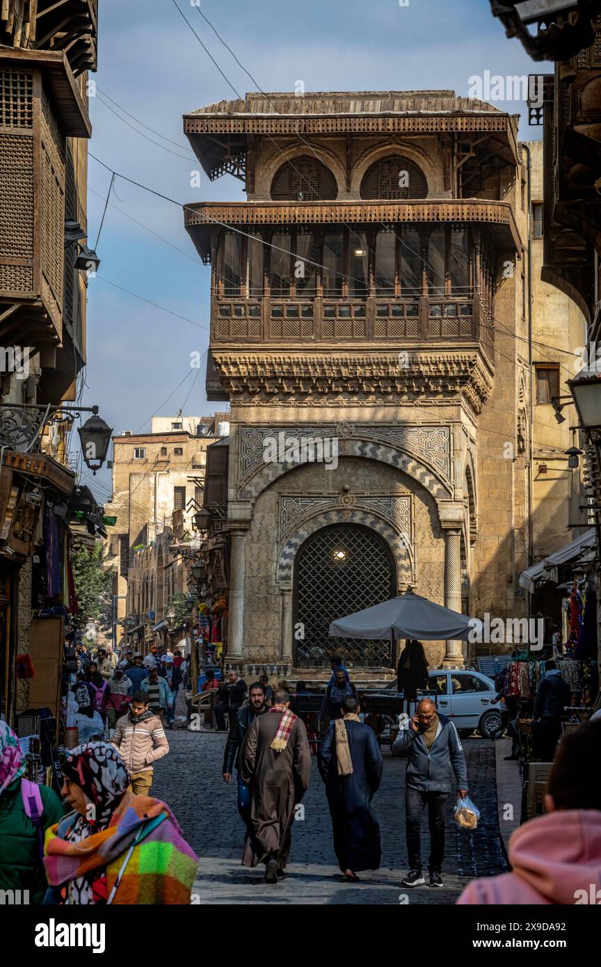 Straßenszenen in der al-Muizz Street, Old Cairo, Ägypten. Februar 2023 Stockfoto