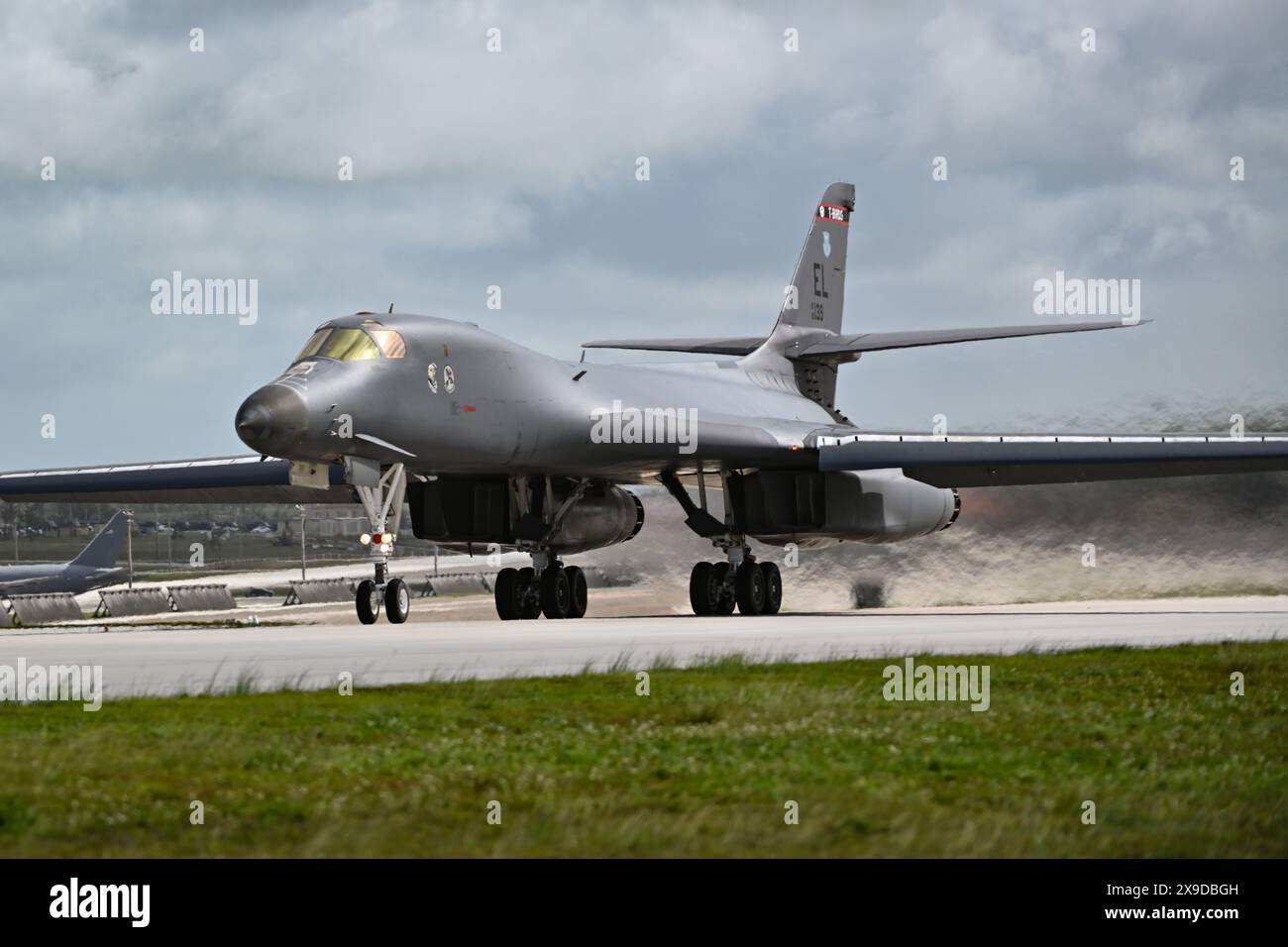 Ein B-1B-Lancer der US Air Force, der der 37th Expeditionary Bomb Squadron von der Ellsworth Air Force Base in South Dakota zugeteilt wurde, startet in anders Stockfoto