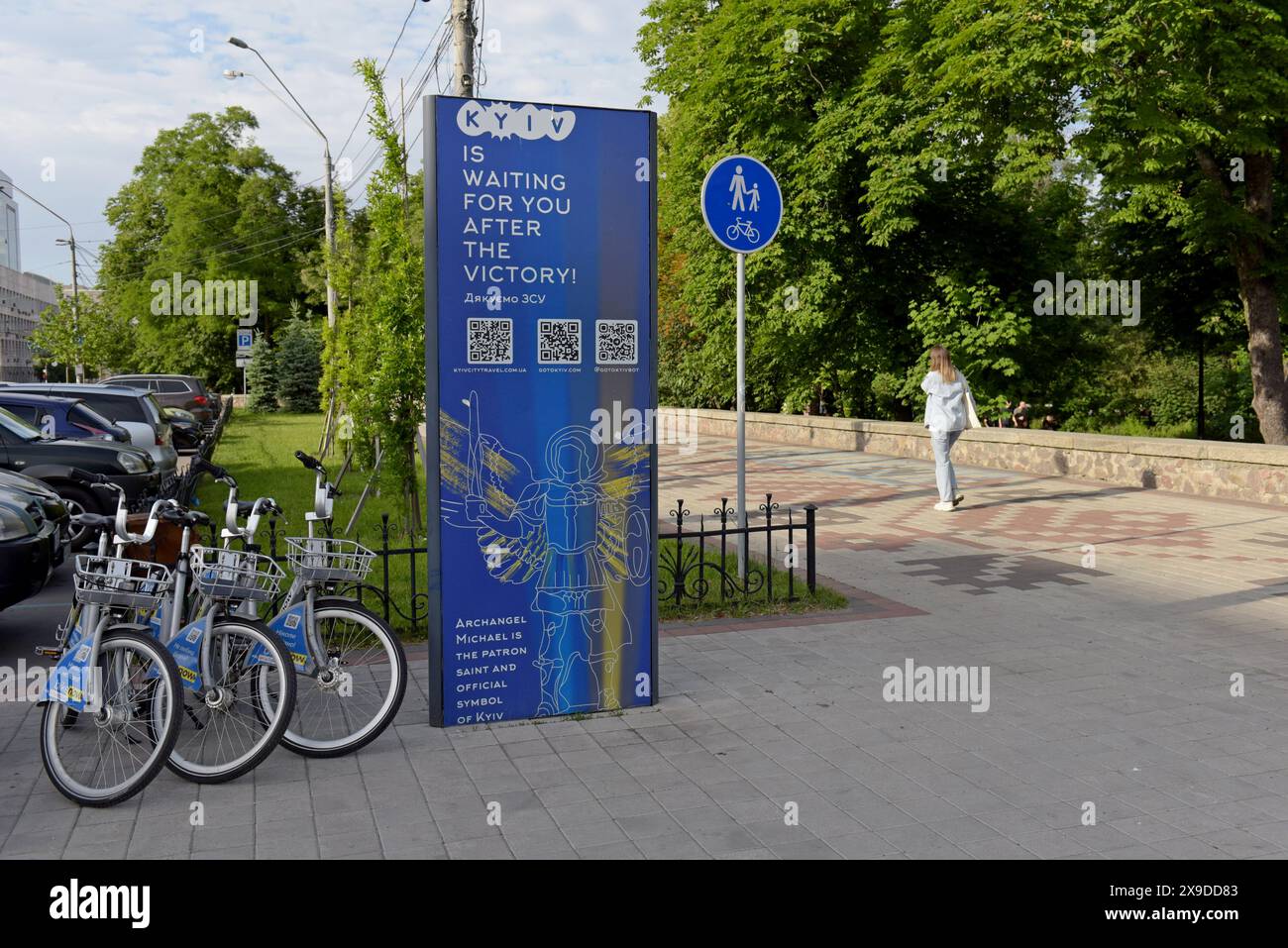 Ein Werbeschild im Zentrum von Kiew, das die Stadt mit der Aufschrift „Kiew wartet nach dem Sieg auf Sie“ im Mai 2024 in Kiew, Ukraine, bewirbt Stockfoto