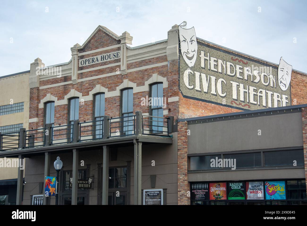 Henderson, USA - 21. Oktober 2023 - Opernhaus und Henderson Civic Theater 1885 an der Main Street im historischen Stadtzentrum von Henderson im Rusk County erbaut Stockfoto