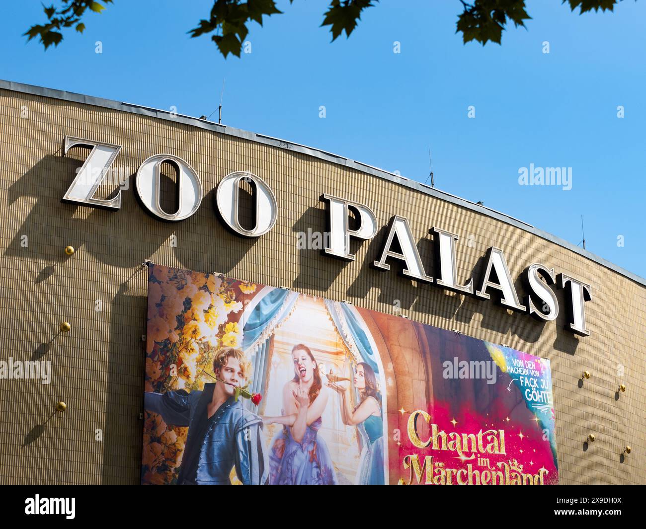 Logo des Zoo Palast Kinos an der Gebäudefassade. Großes Kino in der deutschen Stadt. Unterhaltungs- und Freizeitaktivitäten in Charlottenburg. Stockfoto