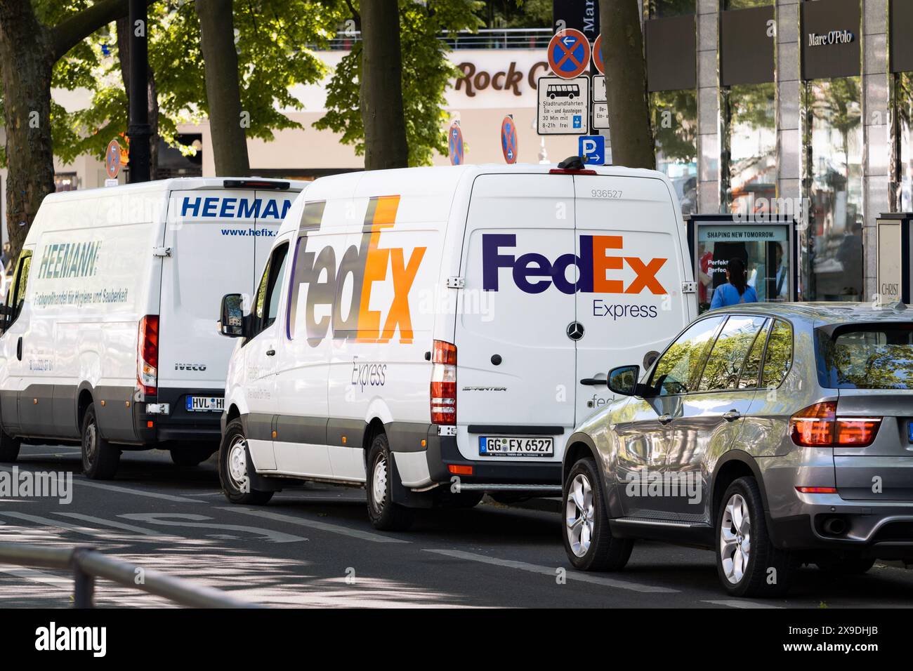 FedEx Lieferwagen auf der Straße im Zentrum von Berlin. Das amerikanische Logistik- und Transportunternehmen ist ein multinationaler Arbeitgeber in Europa. Stockfoto