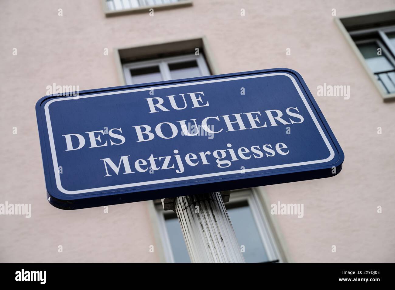 Zweisprachiges Straßenschild Deutsch Französisch, Straßburg, Département Bas-Rhin, Elsaß, Frankreich Stockfoto